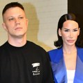 Majka Relje Popovića je bila poznata umetnica, nakon smrti pevačevog oca se udala za ovog glumca
