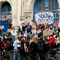 Haos u Francuskoj se nastavlja: Više od 400 srednjih škola danas zatvoreno zbog protesta učenika