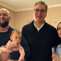 (Video) ”Tara, Mila i Nađa - Joj kako su lepe, joj kako ste vi bogati” Emotivni susret Vučića sa porodicom Maksimović: Ovo je…