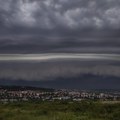 Ovako izgleda kada se superćelijski oblak spusti na Beograd: Snimljen zastrašujući trenutak dolaska oluje