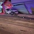 Jeziv udes u Novom Pazaru: Od siline udara auto je završio u obližnjoj garaži, ima povređenih
