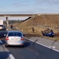 Dnevnik saznaje nesreća kod Kovilja na auto-putu ka Novom Sadu Dvojica povređena auto završio u kanalu (video)