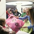 Radost Za 5.000 mališana: U Vršcu podeljeni besplatni novogodišnji paketići