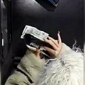 Pogledajte kako radi prevarantkinja iz Beograda: Mulja 2000 dinara po rukama, a ne plati ništa - Kamera izbliza snimila sve