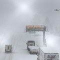 Mećava zatvorila puteve na granici Kalifornije i Nevade: Očekuje se do tri metra snega