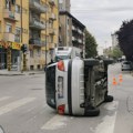 Naleteo kolima na otvoren šaht i isprevrtao se: Saobraćajna nesreća u Užicu, auto završio na boku