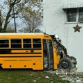 Drama! Školski autobus pun učenika udario u kuću, 3 osobe povređene: Porodica u Indijani doživela šok