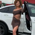 Voditeljka "Pinka" (33) u haljini sa ogromnim prorezima po telu i šlicem do kuka: Slikala se ispred besne mašine od 80.000…