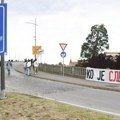 Blokiran Varadinski most u Novom Sadu, uoči Egzita postavljen transparent na engleskom "Oslobodite odmah studente"