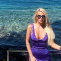 Bujne grudi i nikad tanji struk: Bojana Lazić u uskoj haljini pozirala pored mora: Evo i šta je svima zapalo za oko (foto)