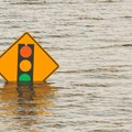 Velike poplave u Japanu: Voda zarobila automobile, evakuisano 120.000 ljudi /video/