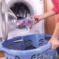 Pomoću ovog trika veš tokom pranja se više nikad neće izgužvati: Sve što treba jeste da ubacite ovo u mašinu
