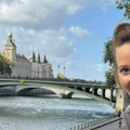 "Vikend u Parizu": Jelena Đoković pozira u širokim farmerkama i patikama, osmeh ne skida: "Malo šetnja, malo moda"