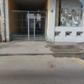 (Foto, video) Tragovi krvi svuda po pločniku: Jezive scene u Novom Sadu nakon ubadanja dvojice mladića, jedan pao sa terase