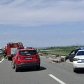 Ушао у контра смер и закуцао се у возило у ком је била породица: Прве фотографије стравичног удеса код Руме