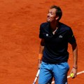 Sve mu se smrklo! Medvedev nakon šokantne eliminacije od Voltona u prvom kolu Rolan Garosa!