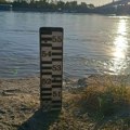 Da li ste ikada šetali po dnu Dunava? Novosađani uživaju u prizorima koje retko viđaju usled niskog vodostaja