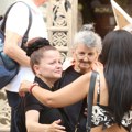 Sahrana Andrije Bajića: Stigla supruga Mala Cana, plačući ušla u kapelu, za njom i ćerke pevača (video)