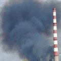Izbio požar na divljoj deponiji kod toplane u Novom Sadu, vatrogasne ekipe na terenu