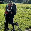 Vatra bukti, a miris se širi Beogradom dok peku paprike! Pevač oženio bivšu voditeljku, a sad se pohvalili kako spremaju…