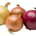 Crveni ili običan luk: Koji je bolji za kuvanje, a koji za salate?