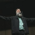 "Ајмо граде сви уз наше младе": Професор Чупић изашао на бину и запевао, придружило му се хиљаде грађана ВИДЕО