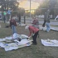 Građani Novog Beograda uklanjaju ograde i čiste park gde je planiran Akvarijum (FOTO GALERIJA)