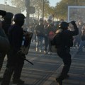 (Foto) Specijalci na ulicama, čitavi gradovi blokirani! Na policiju lete predmeti, upotrebljen suzavac: Haos širom Francuske…