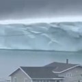 Ogromna santa leda doplovila do Kanade Preti da uništi naselja u priobalju (video)