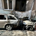 POŽAR PODMETNUT – Izgorela dva automobila u centru Novog Pazara!