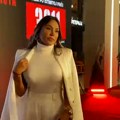 (Video) Sandra Afrika na premijeri bez grudnjaka: Došla na crveni tepih u beloj providnoj rolci i potpuno omašila koncept