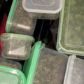 Spakovana kao "ručak": Policija u stanu starijeg muškarca pronašla kilograme droge u plastičnim kutijama