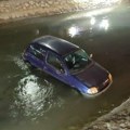 Pukla mu guma, pa sleteo u kanal: Nesreća u Bijeljini, automobil završio u vodi (foto)