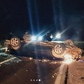 Teška saobraćajna nesreća na putu Novi Pazar - Sjenica: Automobil na krovu, srča po celom putu! (foto)