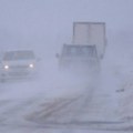 Спорија и опрезнија вожња због леда и магле, задржавања на граници за теретна возила