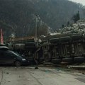 Teška saobraćajna nezgoda kod Užica: Kamion sleteo sa puta i prevrnuo se VIDEO