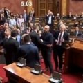 "Dokle?" Kisićeva oštro osudila nasilje u Skupštini: Sramni napad na najstarijeg narodnog poslanika za najoštriju osudu