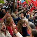 Хиљаде присталица социјалиста моле премијера Шпаније да не поднесе оставку