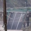 Najmanje 11 ljudi poginulo Srušio se most, u toku akcija spasavanja (video)