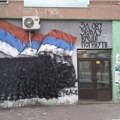 Vandali crnom farbom prefarbali mural u Severnoj Mitrovici: Bio je posvećen junacima sa Košara (video)