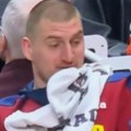 Može mu se - kamera uhvatila Jokića u hit izdanju: Ovako opuštenog ga odavno nismo videli! Snimak do suza nasmejao navijače!…