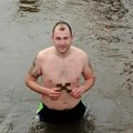 Nemanja Stanojković prvi doplivao do krsta na Bogojavljenje u selu Klajić