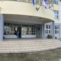 Nasilni upad u Medicinsku školu, radnica povređena, mediji na meti uvreda