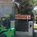 Organski pčelar iz Lazareva na kapiji ima punjač za e-vozila