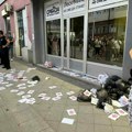 Kese sa đubretom ispred SNS, krvave šake ispred policije, suda i na vratima sedišta Skupštine grada Leskovca