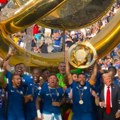 Tramp uručio trofej Čelsiju, pa krenuo da skače sa igračima: Pogledajte nerealnu scenu sa dodele pehara
