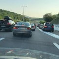 Žestok sudar na auto-putu ka Novom Sadu: Jedno vozilo uništeno, drugo prevrnuto, stvara se velika kolona