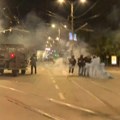 Protesti širom Srbije: U Beogradu letele kamenice i suzavac