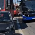 Potpuno paralisao saobraćaj Bahati vozač parkirao "smarta" nasred tramvajskih šina i otišao vozači pobesneli (video)