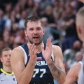 Ono što je Luka Dončić uradio sudiji na kraju meča ulazi u anale: Ovako mu se "načestitao", pa mu dao suvenir!